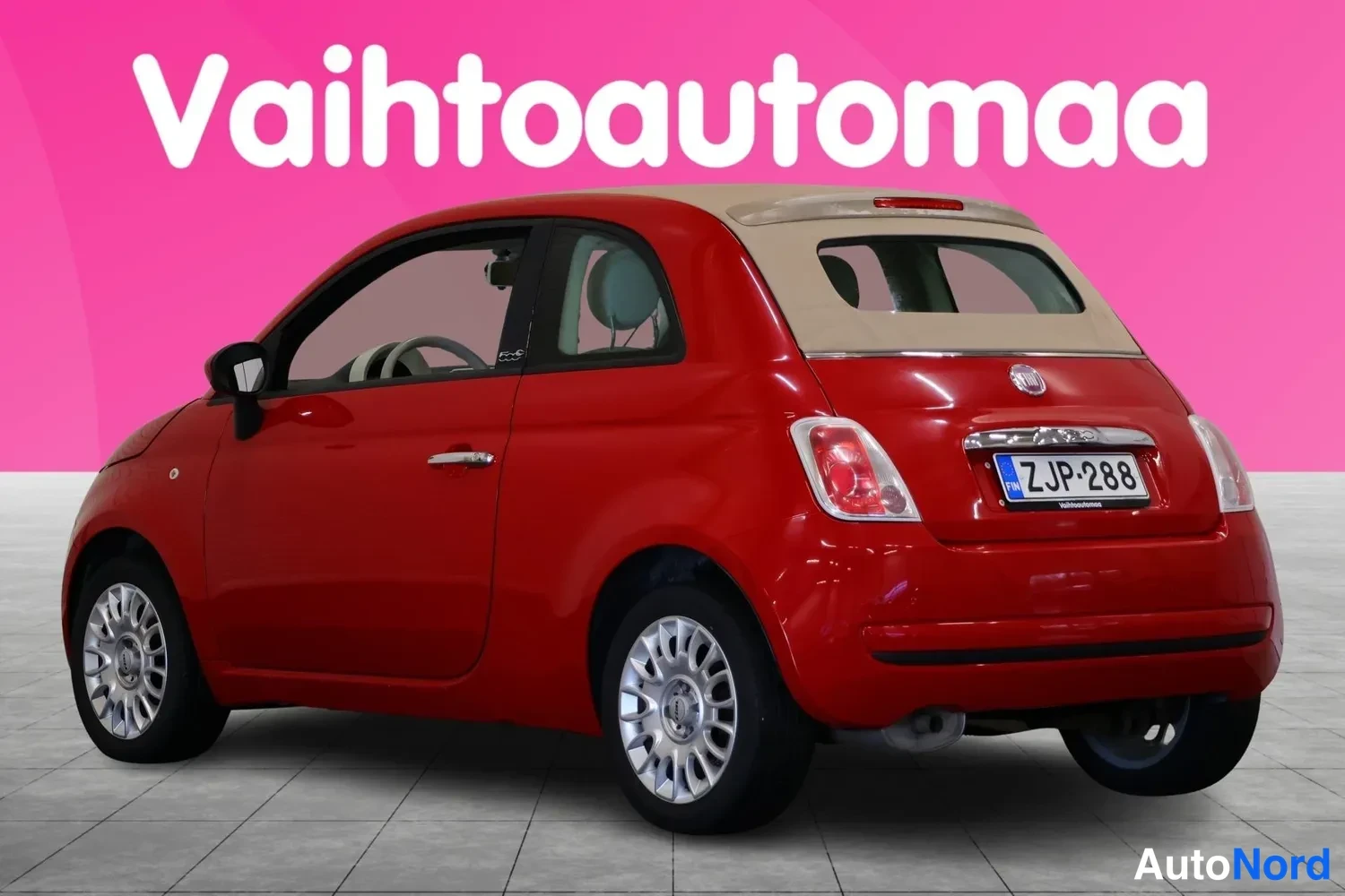 Takaviisto: Punainen Fiat 500C takanäköymänä, beige pehmeä katto auki taitettuna, rekisteritunnus.