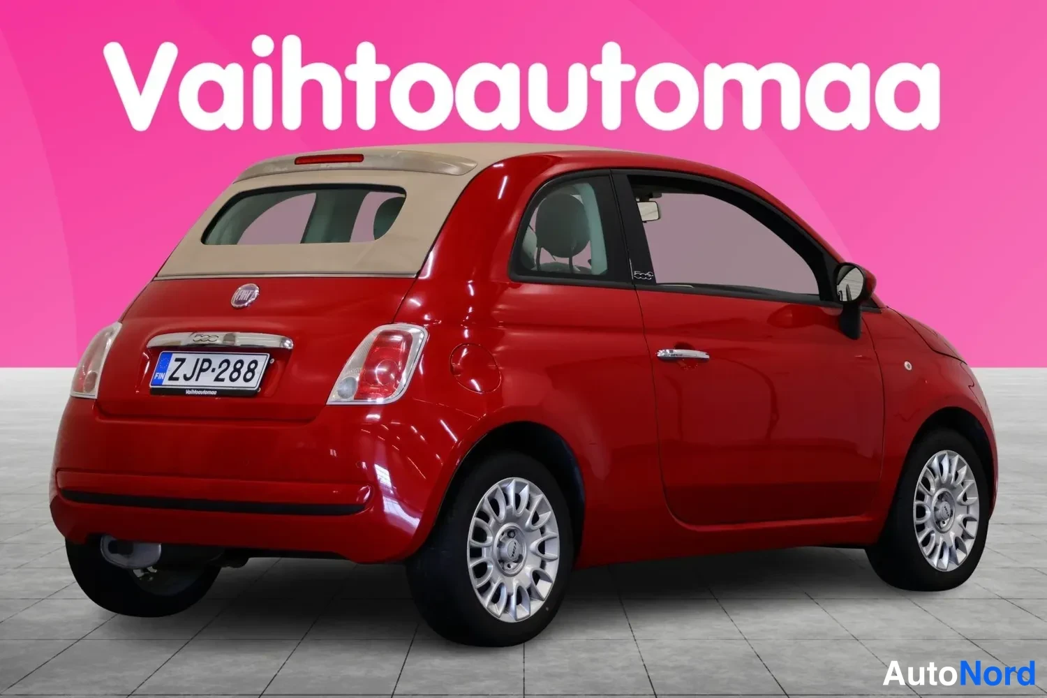 Takaviisto: Punaisen Fiat 500C:n takakulmanäyttö avattavalla beige-katokkeella, rekisteritunnus.