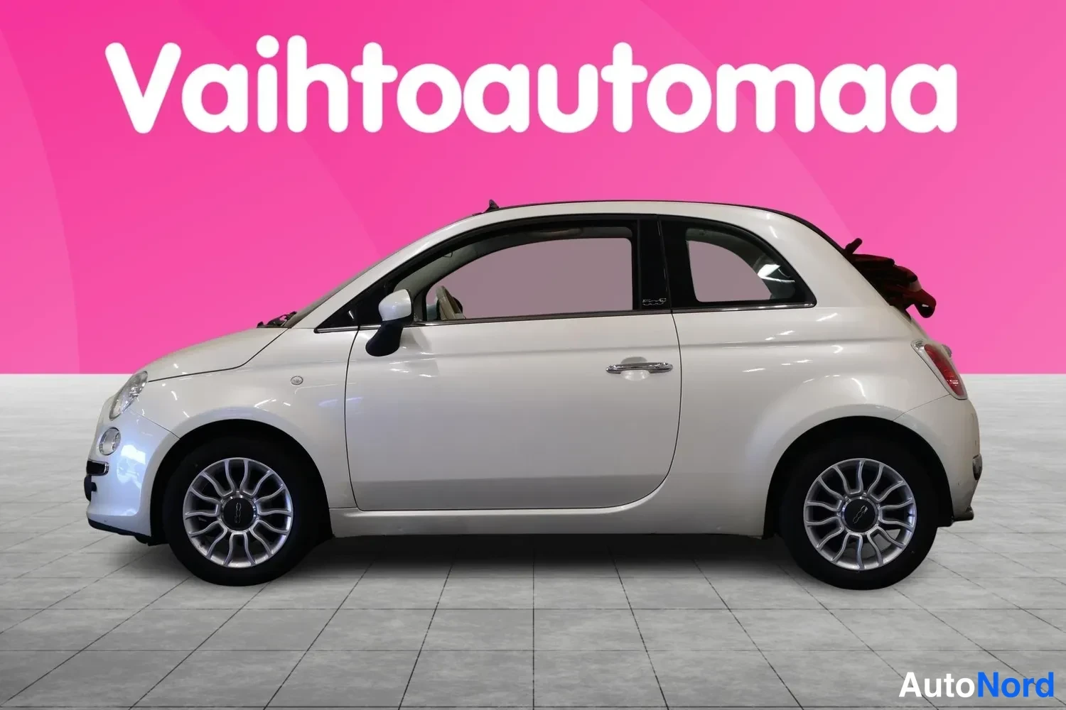 Sivulta: Fiat 500C sivukuva oikealta puolelta, valkoinen kori, mustat ikkunakehykset ja hopeat vanteet.