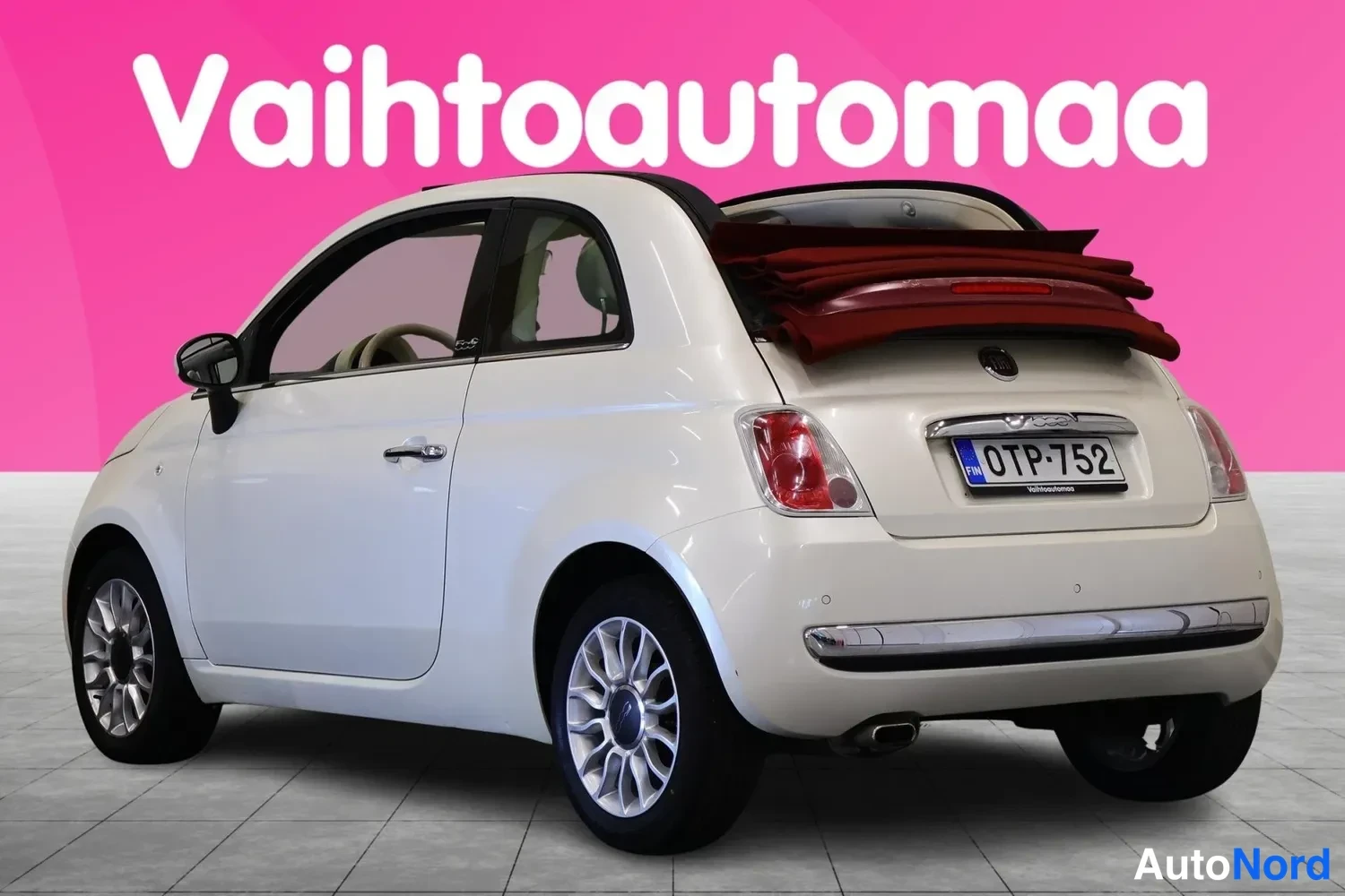 Takaviisto: Fiat 500C takaa vasemmalta kolmivartalokuvassa, avattava punakangaskatto taitettuna tavaratilan päälle.