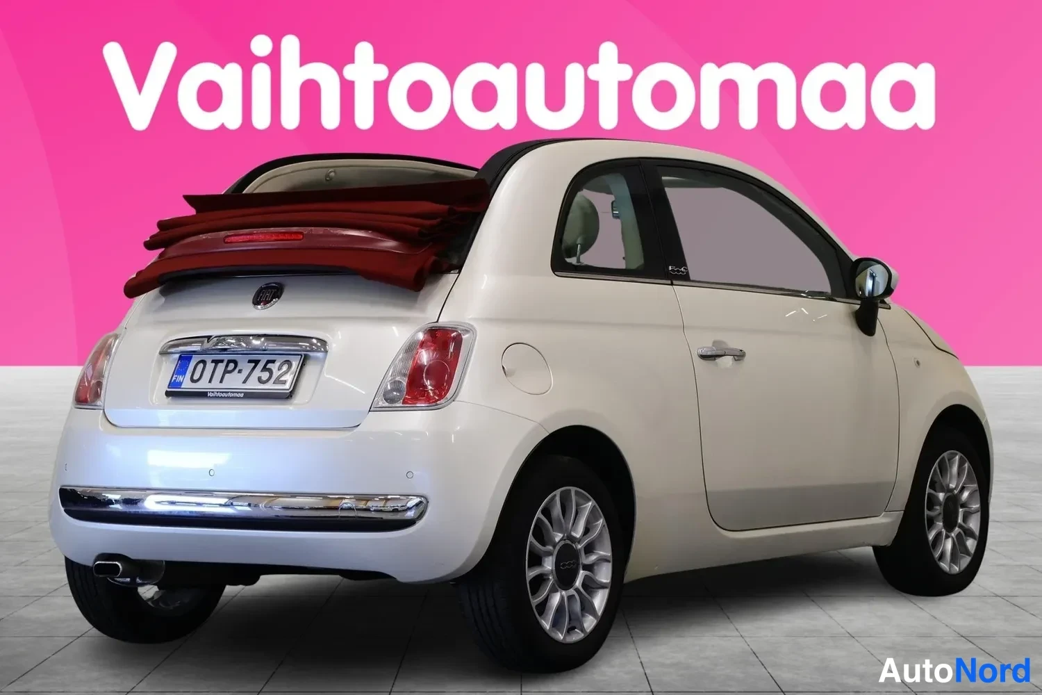 Takaviisto: Fiat 500C takaa oikealta kolmivartalokuvassa, avattava punakangaskatto taitettuna, kromilista takapuskurissa.