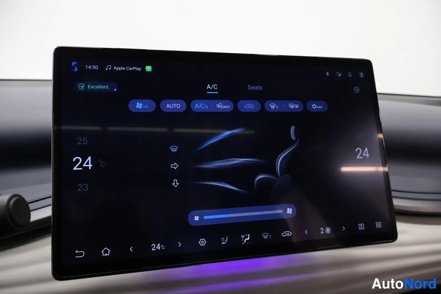 Yksityiskohta: Multimediajärjestelmän näyttö, jossa näkyy ilmastointilaitteen A/C-asetukset, lämpötilat 24 ja 24 astetta sekä Apple CarPlay -tila.