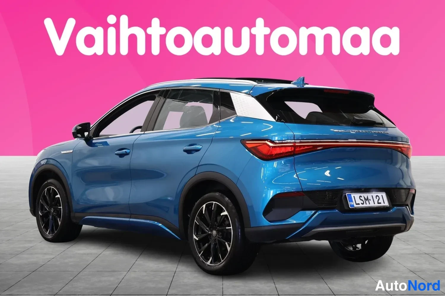 Takaviisto: Sininen BYD Atto 3 takaviistosta, takavalojen ja rekisterikilven näkyvät.