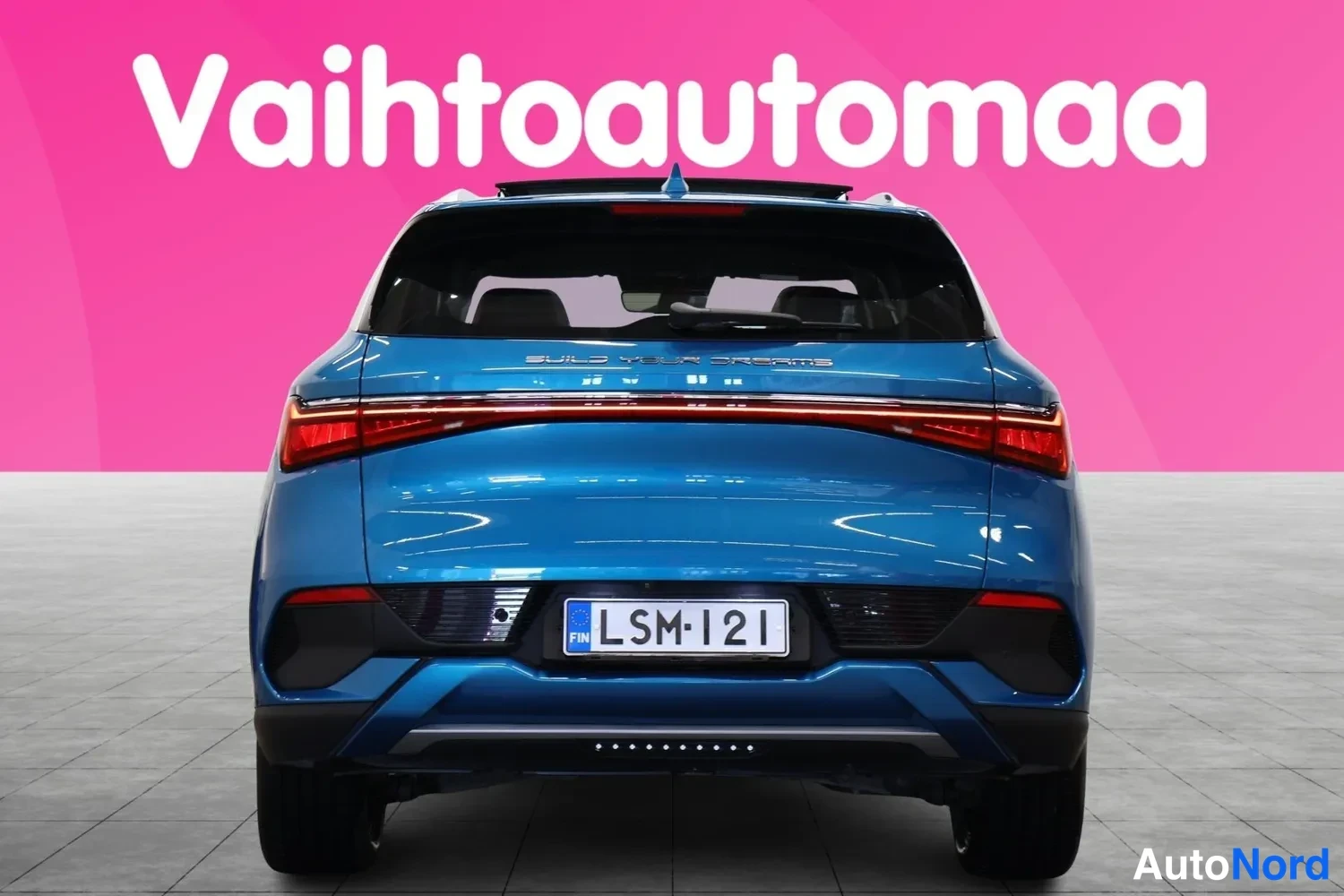 Takaa: Sininen BYD Atto 3 suoraan takaa, kattava poikki takavalot ja rekisterikilpi.