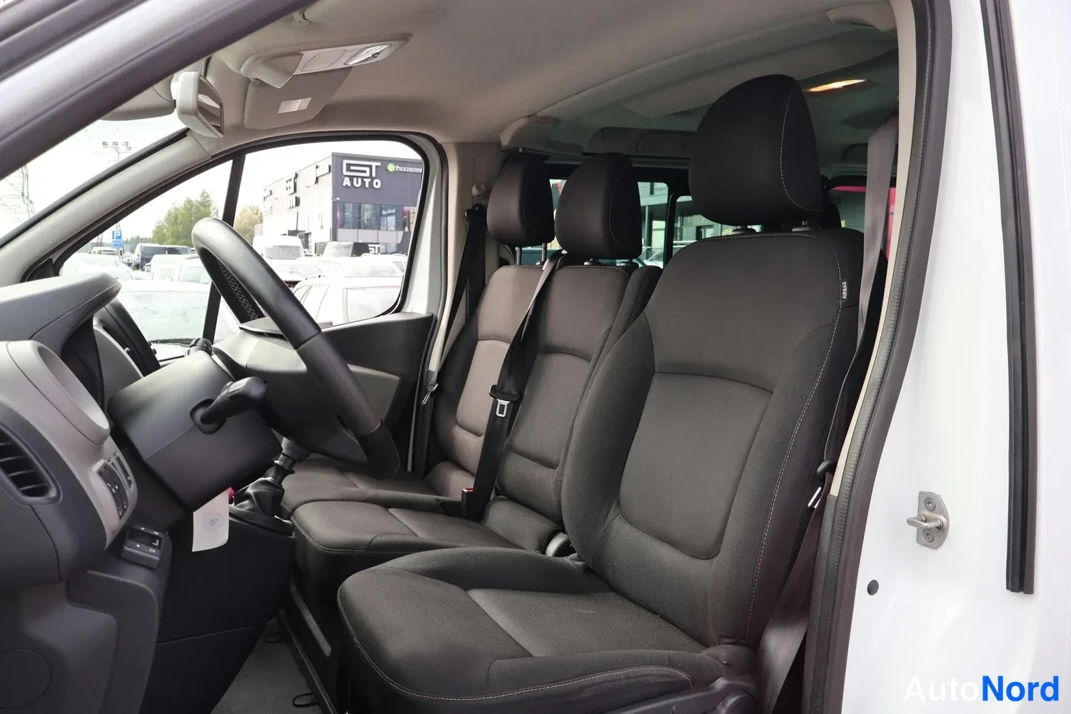 Muu: Renault Traficin sisätila: tummat kankaanpenkit ja ohjaamo
