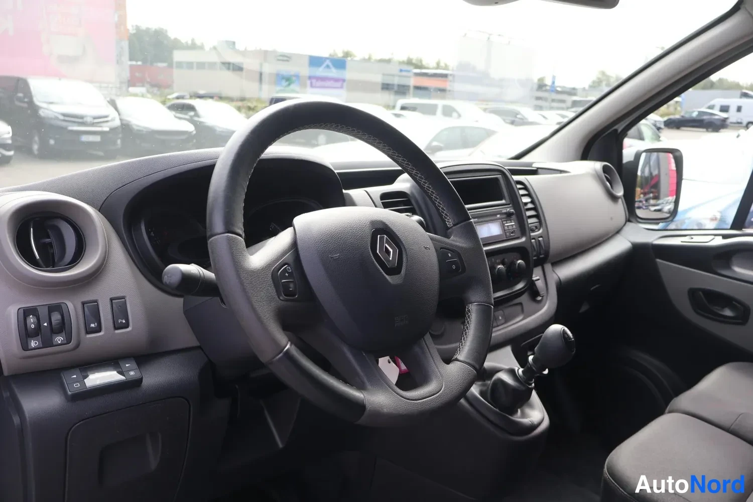 Muu: Renault Traficin ohjaamo: Renault-logollinen ratti ja manuaalivaihteisto
