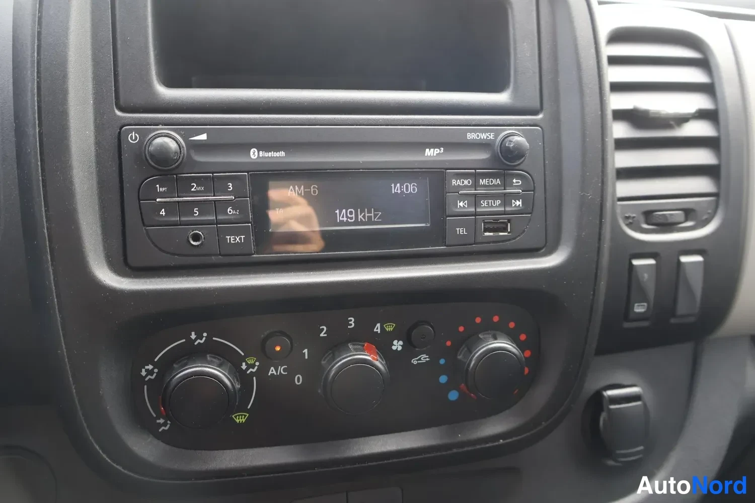 Muu: Kojelautaan integroitu radiokeskus näytöllä 149 kHz, Bluetooth- ja MP3-merkinnät, A/C-painike ja manuaaliset ilmastointisäätimet.