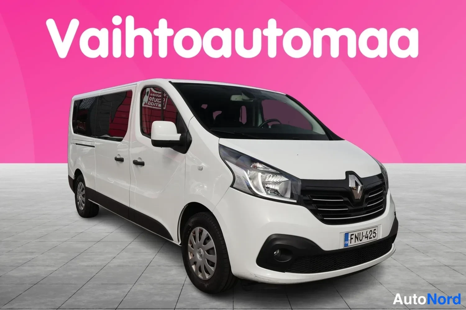 Etuviisto, nokka oikealle: Renault Trafic -pakettiauto etuviistosta valkoisena, rekisteritunnus.