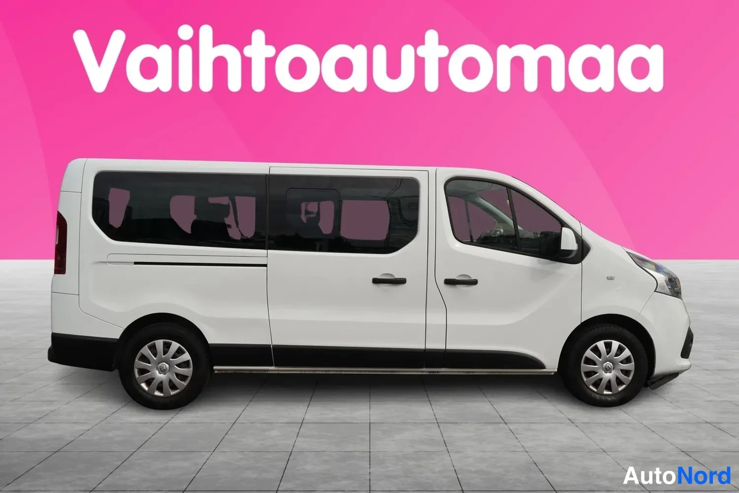 Sivulta: Renault Trafic sivusta, etureuna näkyy kapeasti.