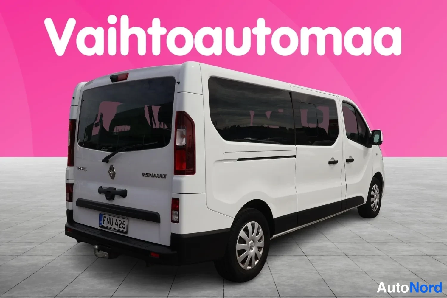 Takaviisto: Renault Trafic takaviistosta, perämerkinnät TRAFIC ja RENAULT, rekisteritunnus.