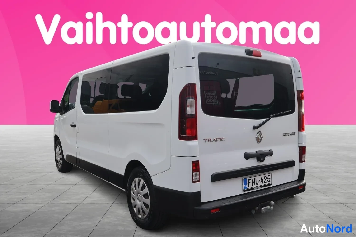 Takaviisto: Renault Trafic -farmari pakettiauto taka-nurkkakuvassa valkoisena