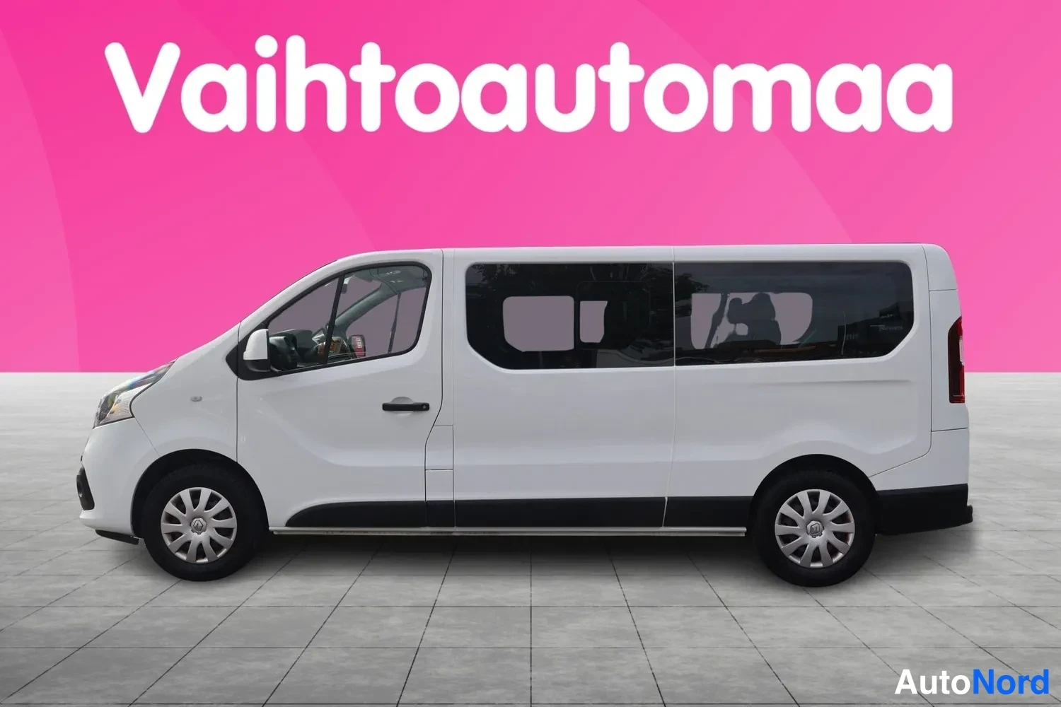 Sivulta: Renault Trafic -pakettiauto sivukuvassa valkoisena