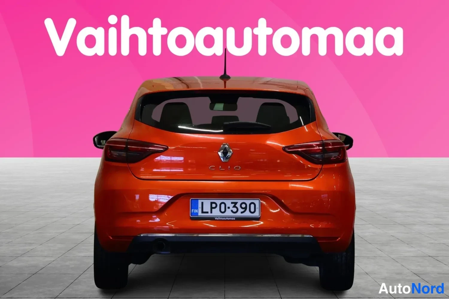 Takaa: Oranssinsuuntaisella maalilla oleva Renault Clio -henkilöauto suoraan takaa kuvattuna.