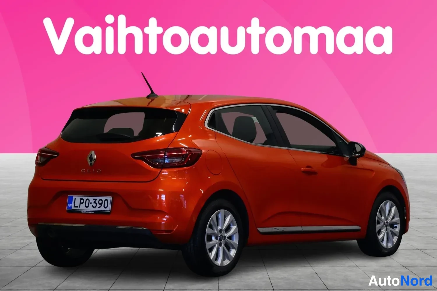 Takaviisto: Oranssin punaisen Renault Clim takakulma takaa ja oikealta sivulta, rekisteritunnus LP0-390.