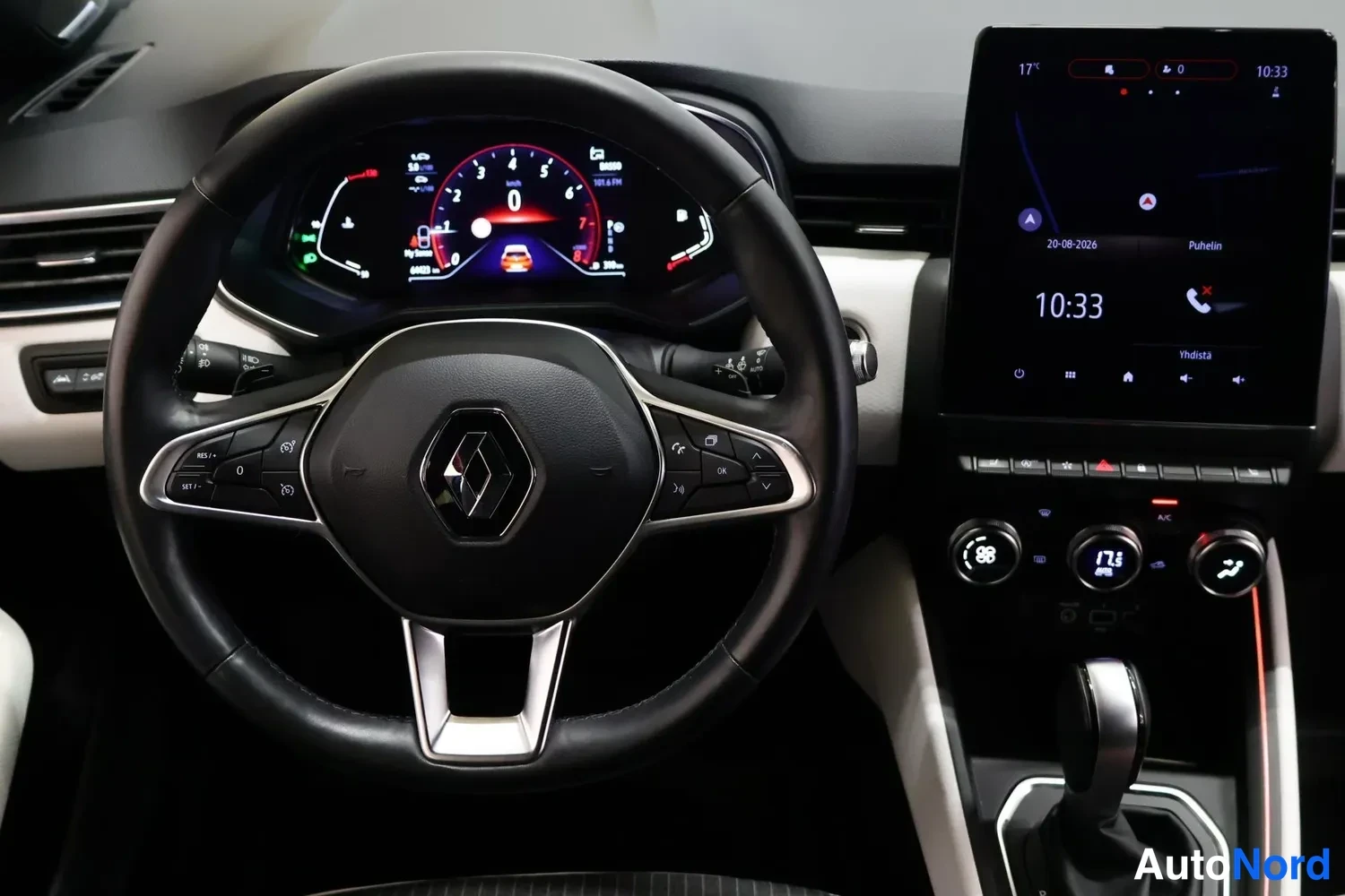 Yksityiskohta: Renault-ohjauspyörä, digitaalinen mittaristo ja kosketusnäyttö keskikonsolissa.