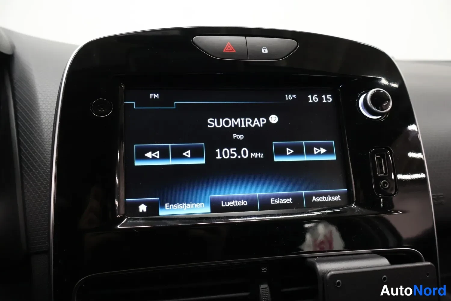 Muu: Kojelaudan näyttö radiotilassa FM-taajuudella 105.0 MHz, kanava SUOMIRAP, Pop.