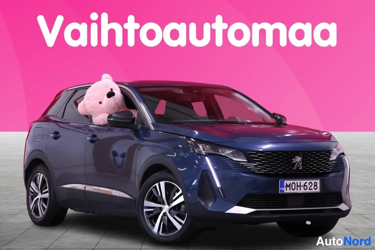 Etuviisto, nokka oikealle: Sininen farmillinen henkilöauto kolmeneljännes-etunäkymästä, keula oikealla, rekisteritunnus.