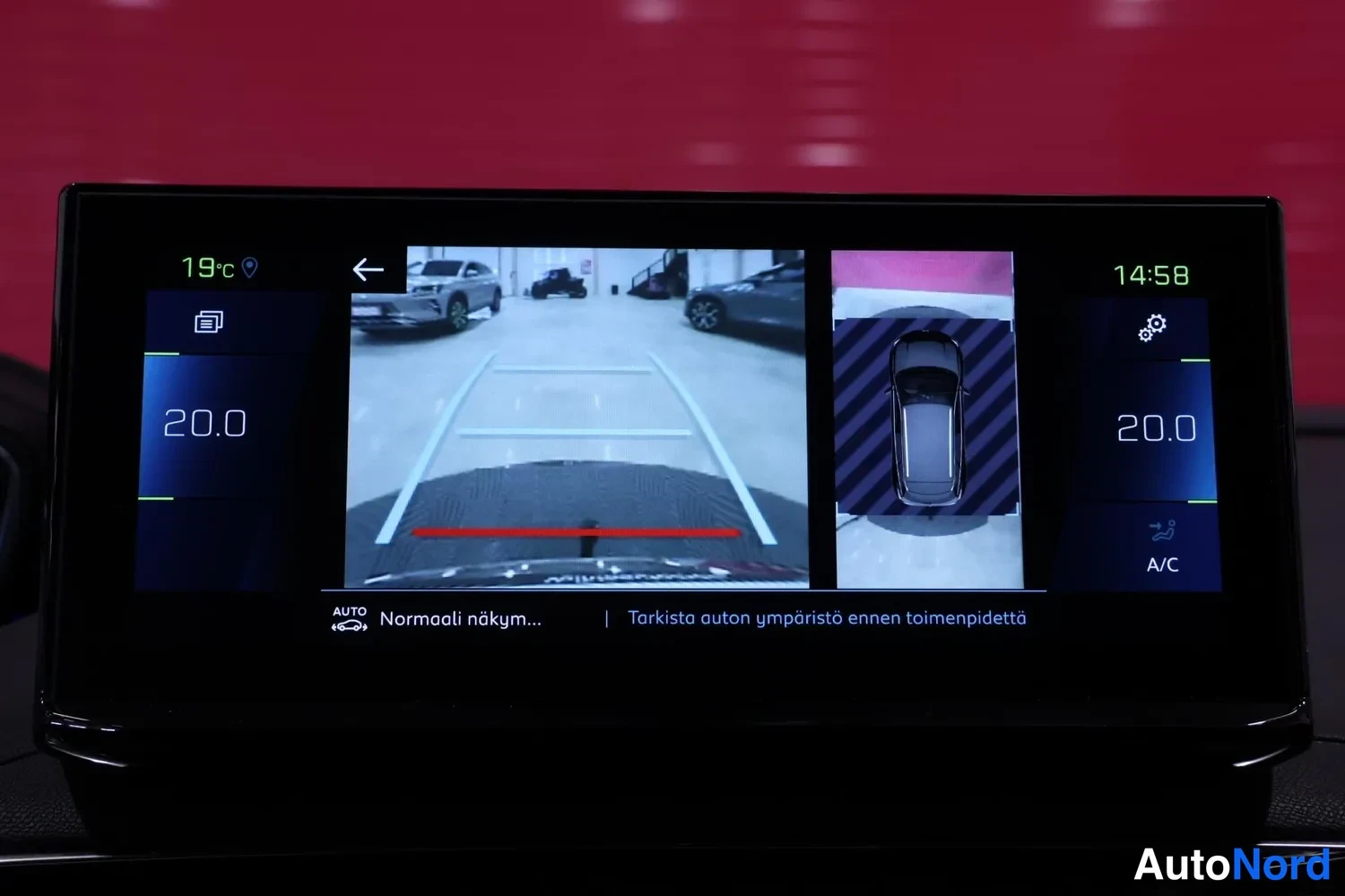 Muu: Istumavaran peili: auton infotainment-näyttö näyttää peruutuskamerakuvan parkkitilanteesta.