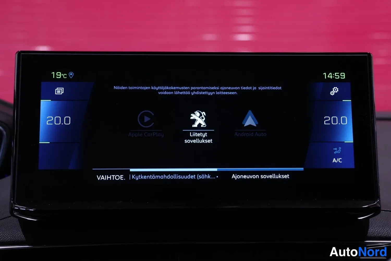 Muu: Istumavaran peili: infotainment-näyttö näyttää Applen CarPlayn, Android Auton ja liitettyjen sovellusten kuvakkeita.