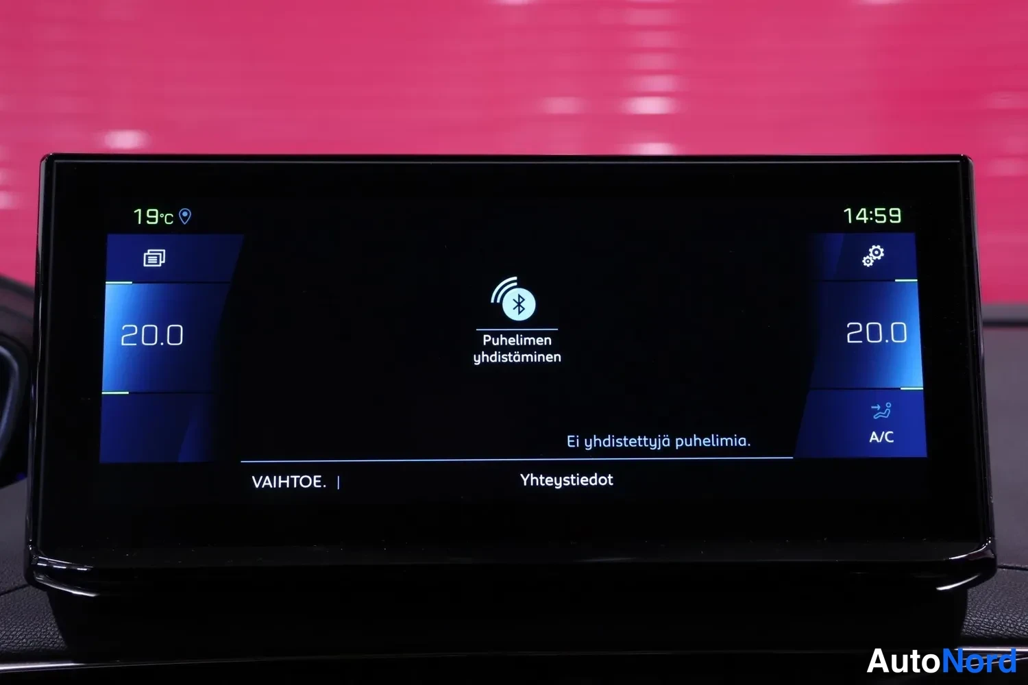 Muu: Istumavaran peili: infotainment-näyttö näyttää Bluetooth-puhelimen yhdistämisen tilan.