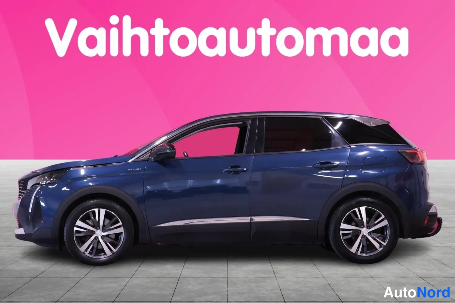 Etuviisto, nokka vasemmalle: Peugeot 3008 Allure 2022, etunurkka vasemmalla, tummansininen