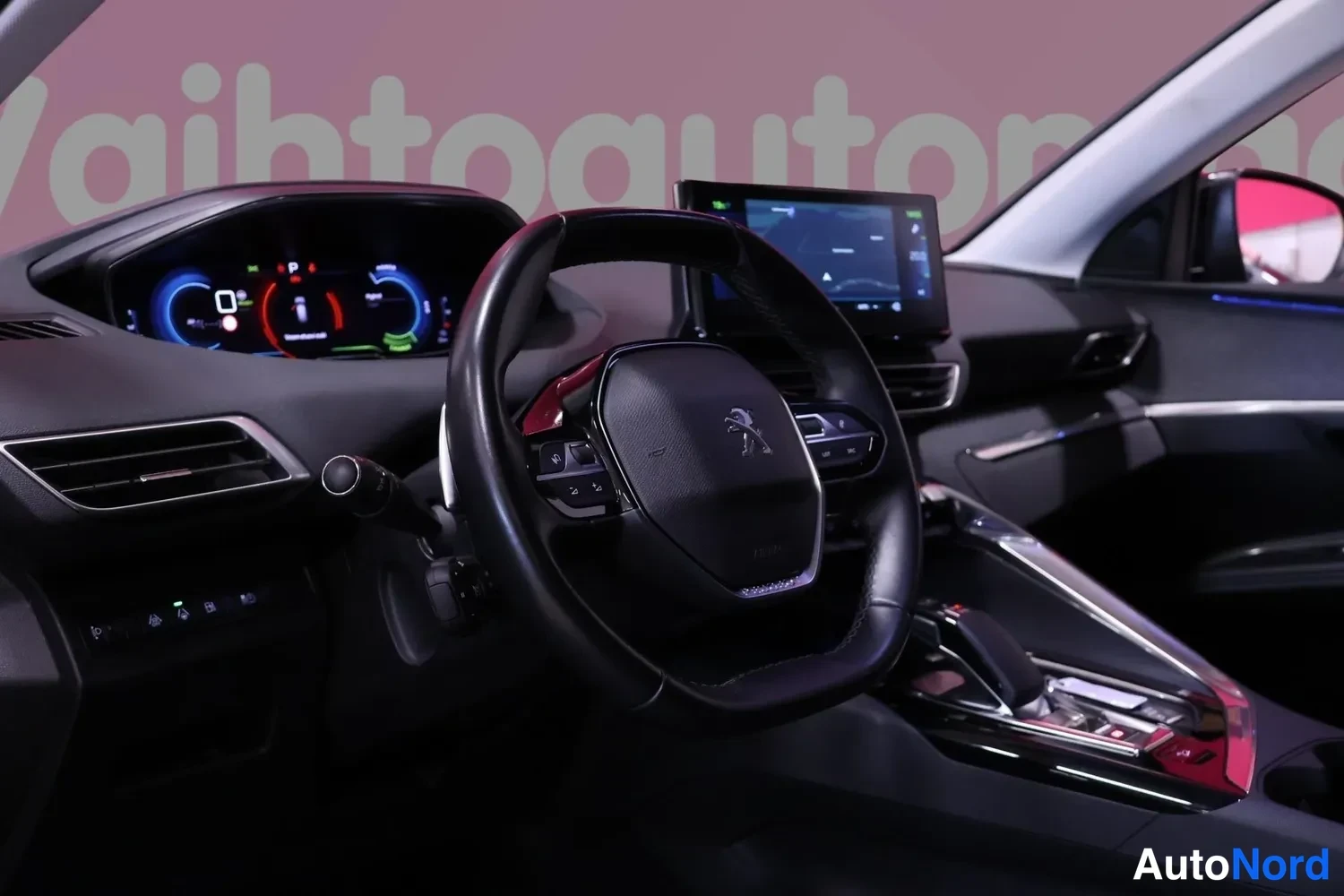 Muu: peugeot-ohjauspyörä, digitaalinen mittaristo, kosketusnäyttö ja automaattivaihteiston valitsin.