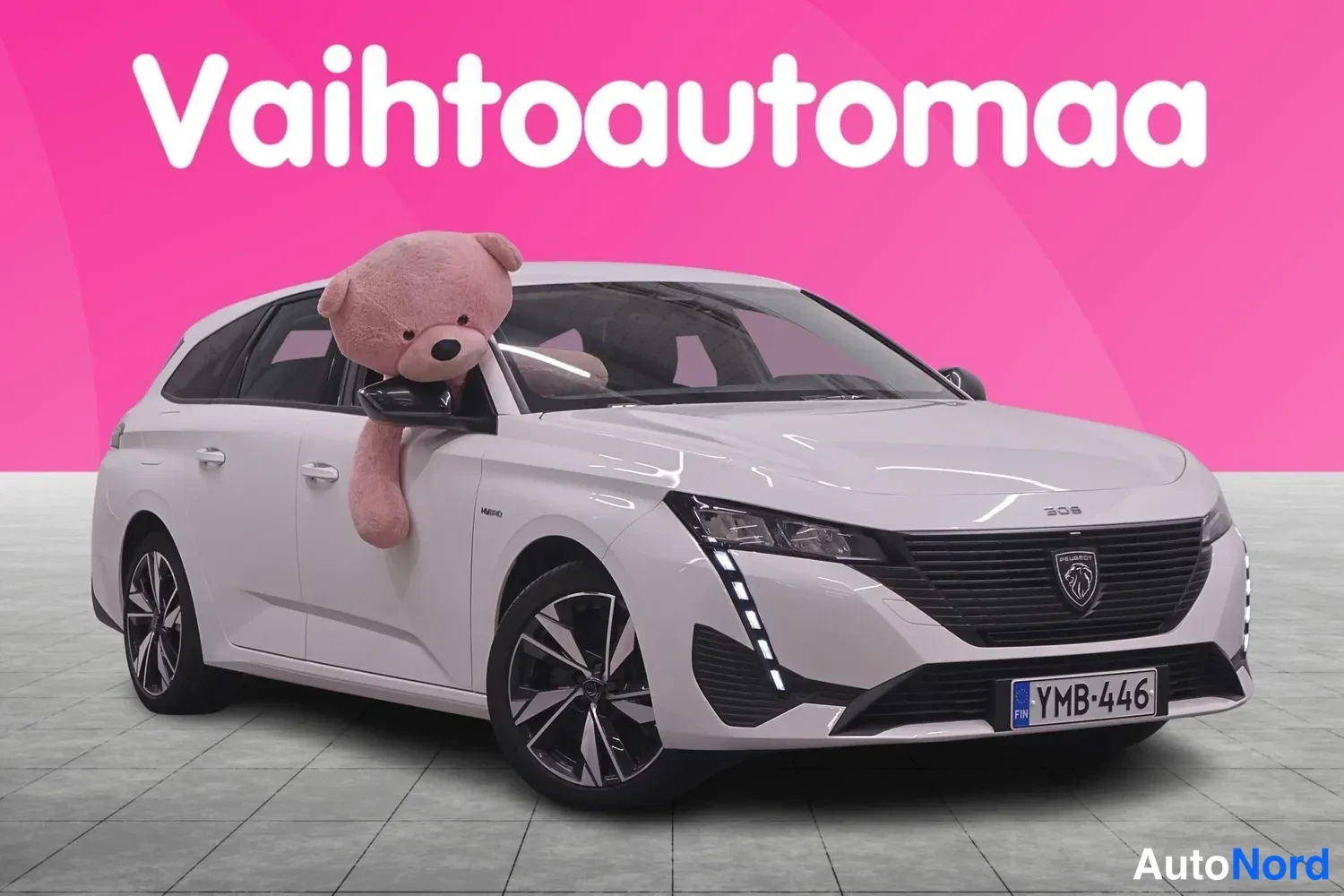 Etuviisto, nokka oikealle: Valkoinen Peugeot 308 farmari etukulmasta oikealta, rekisterissä.