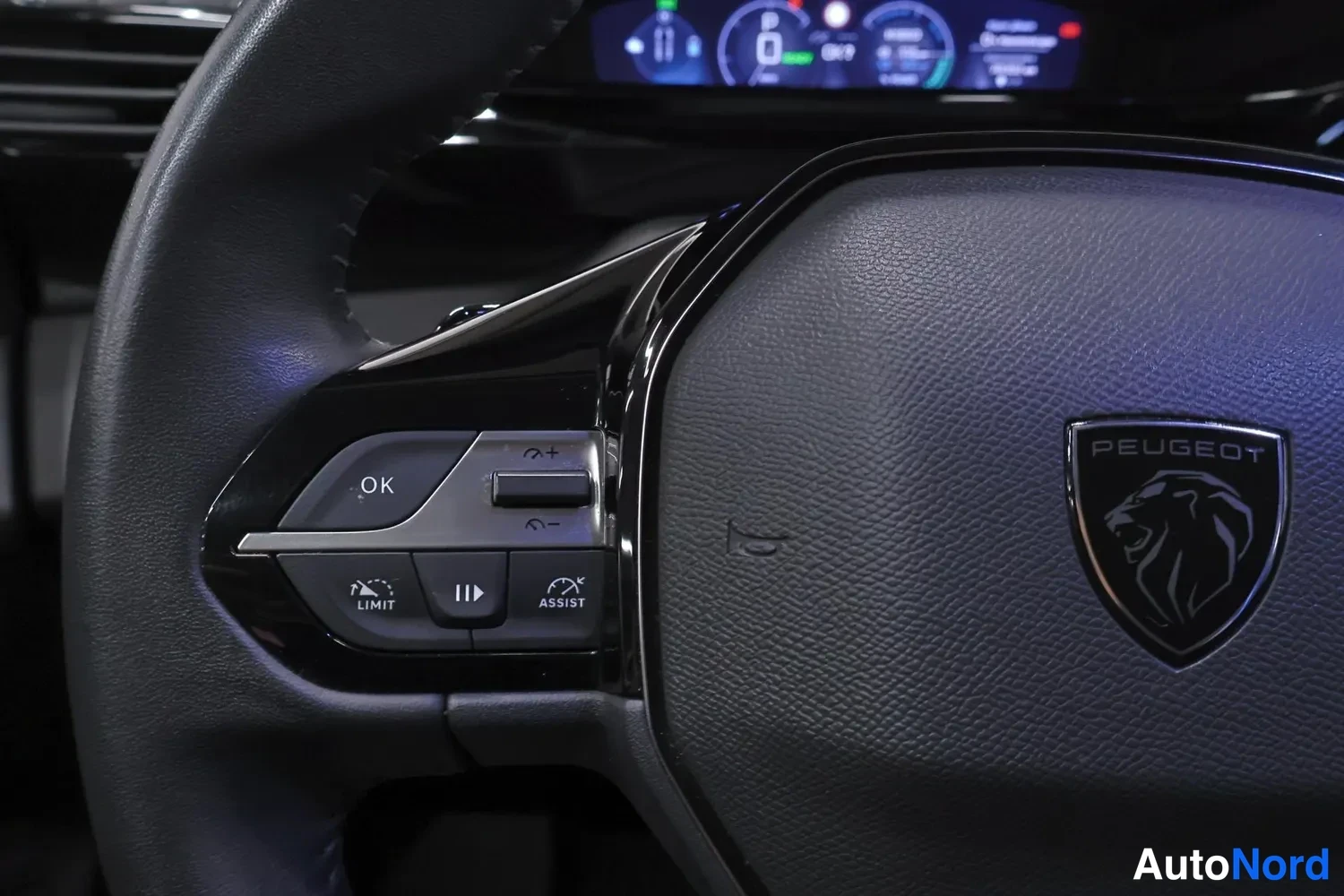Muu: Tarkennus ohjauspyörän vasempaan pötköön: OK-, LIMIT- ja ASSIST-näppäimet sekä nopeudensäätöpikanäppäimet; Peugeot-vaakakuvio oikealla.