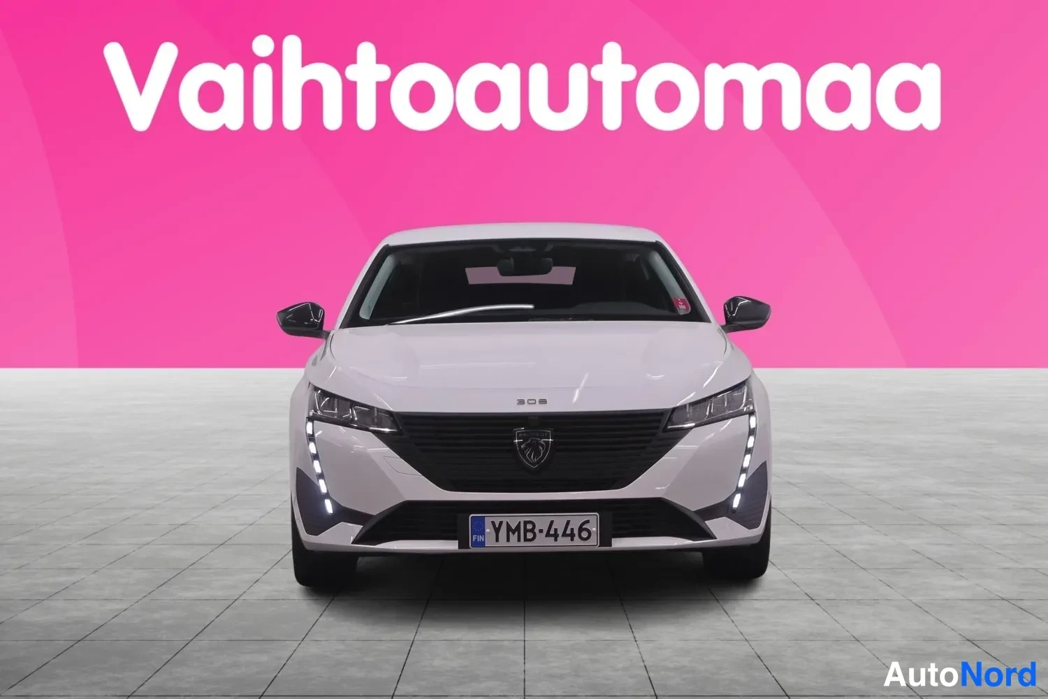 Edestä: Valkoinen Peugeot 308 suoraan edestä, rekisterissä.