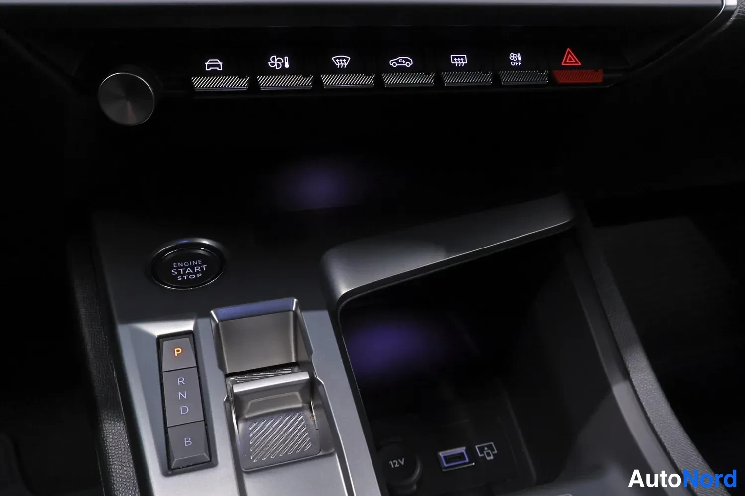 Muu: Kojeiston keskuskonsoli: rivissä pyyhkijöiden ja valojen painikkeita, ENGINE START STOP -käynnistyspainike, automaattivaihteiston P/R/N/D/B-valitsin, 12V-pistor