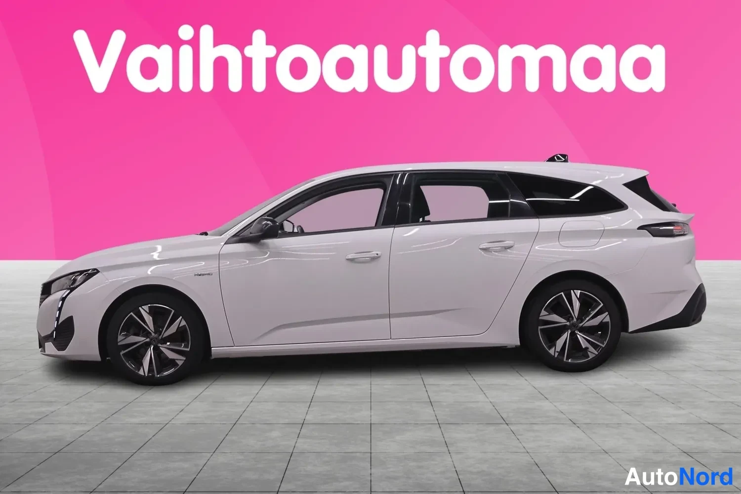 Etuviisto, nokka vasemmalle: Peugeot 308 -asema-auto valkoisena vasemmalta kolmannesnäkymästä.