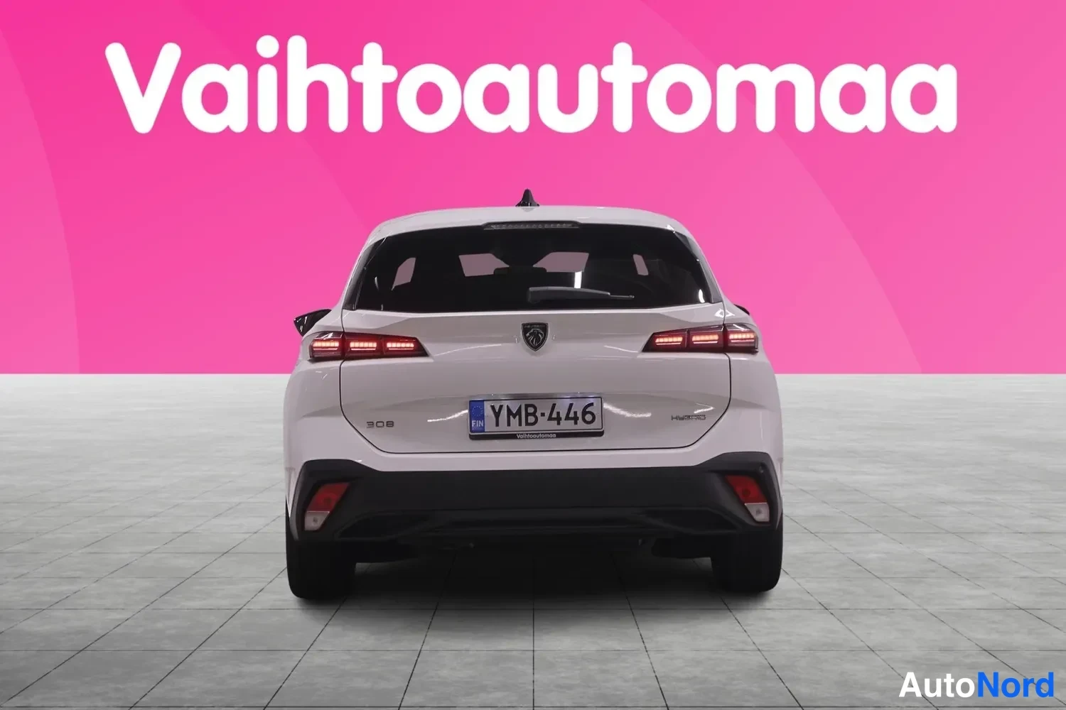 Takaa: Peugeot 308 -asema-auto valkoisena suoraan takaa kuvattuna, rekisteritunnus.