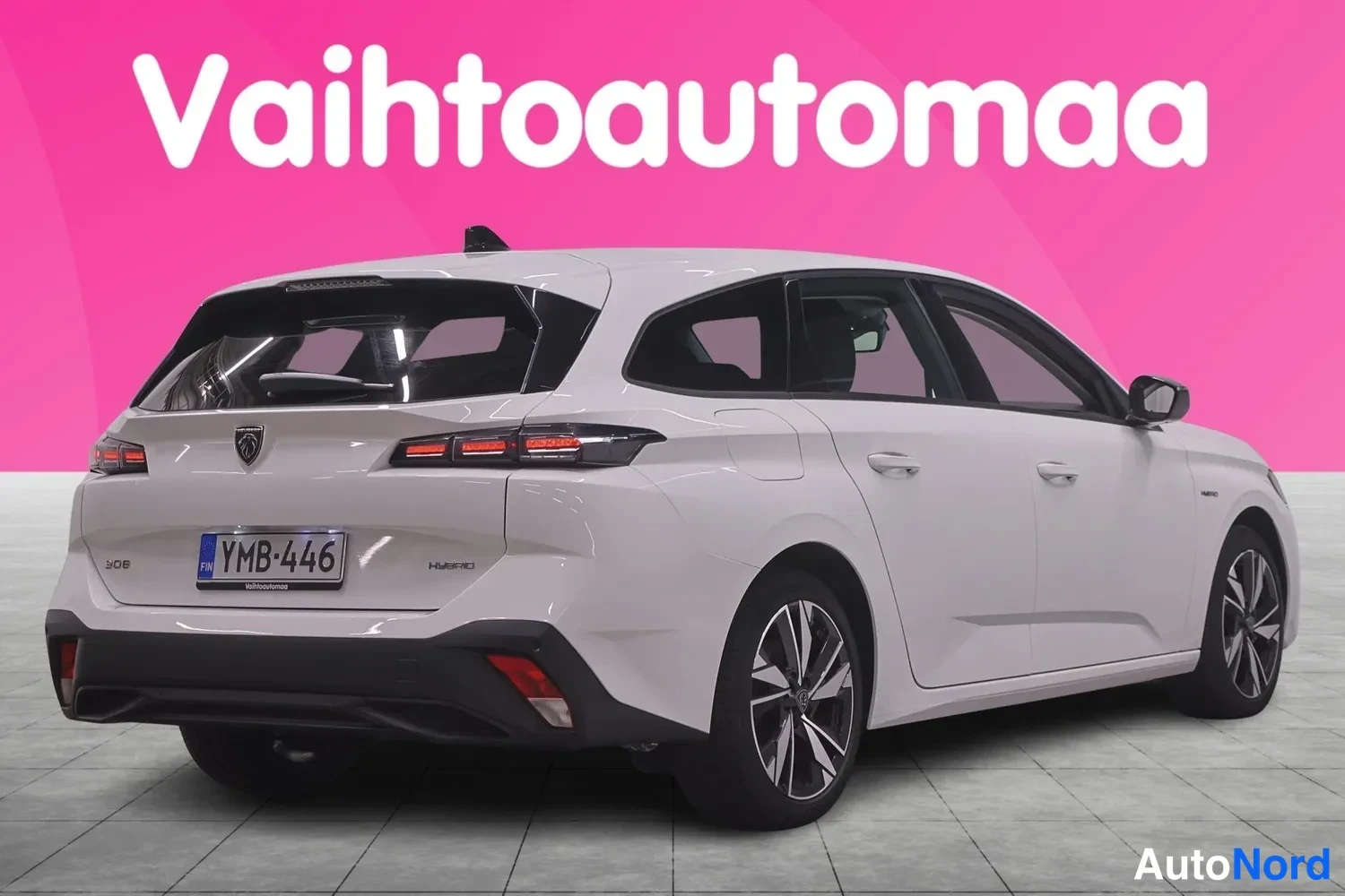 Takaviisto: Peugeot 308 -farmari takaa viistosti vasemmalta, valkoinen koriväri, rekisterikilpi.