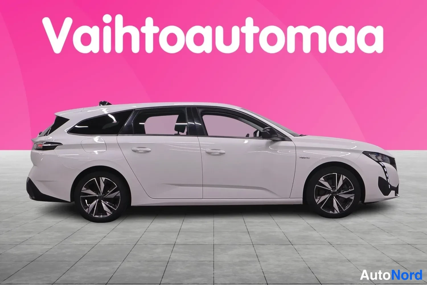 Sivulta: Peugeot 308 -farmari sivulta oikealta, valkoinen koriväri.