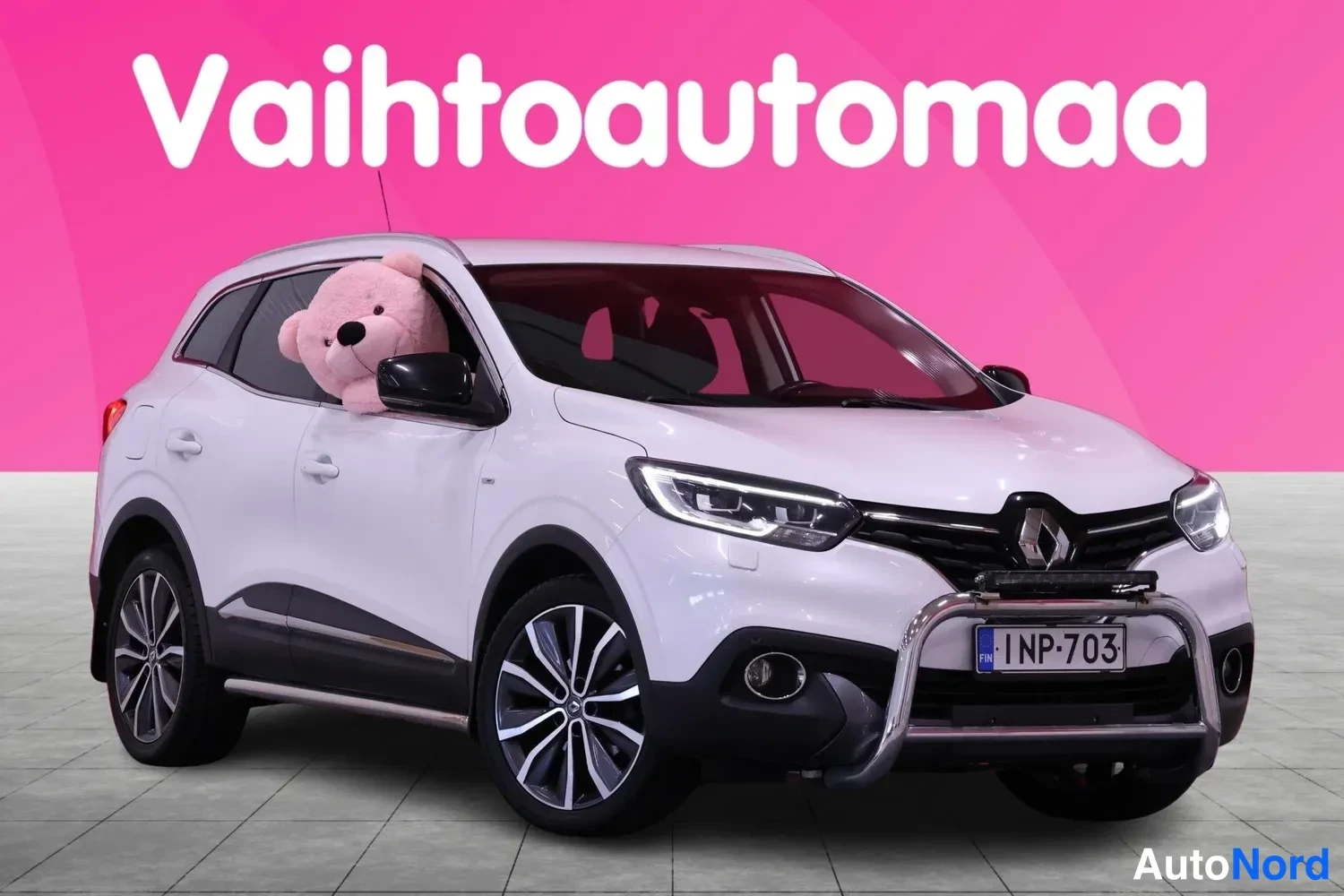 Etuviisto, nokka oikealle: Renault Kadjar, valkoinen, etuviisto oikea