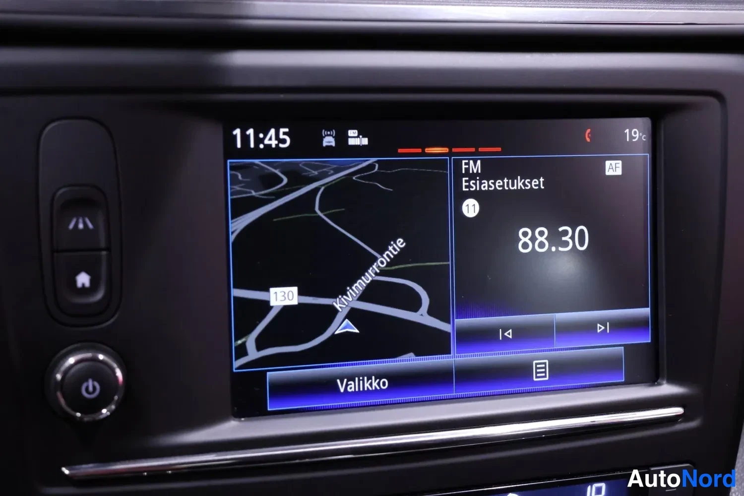Muu: Auton kosketusnäyttö, jossa näkyy navigointikartta, FM-radio 88.30 ja kello 11:45.