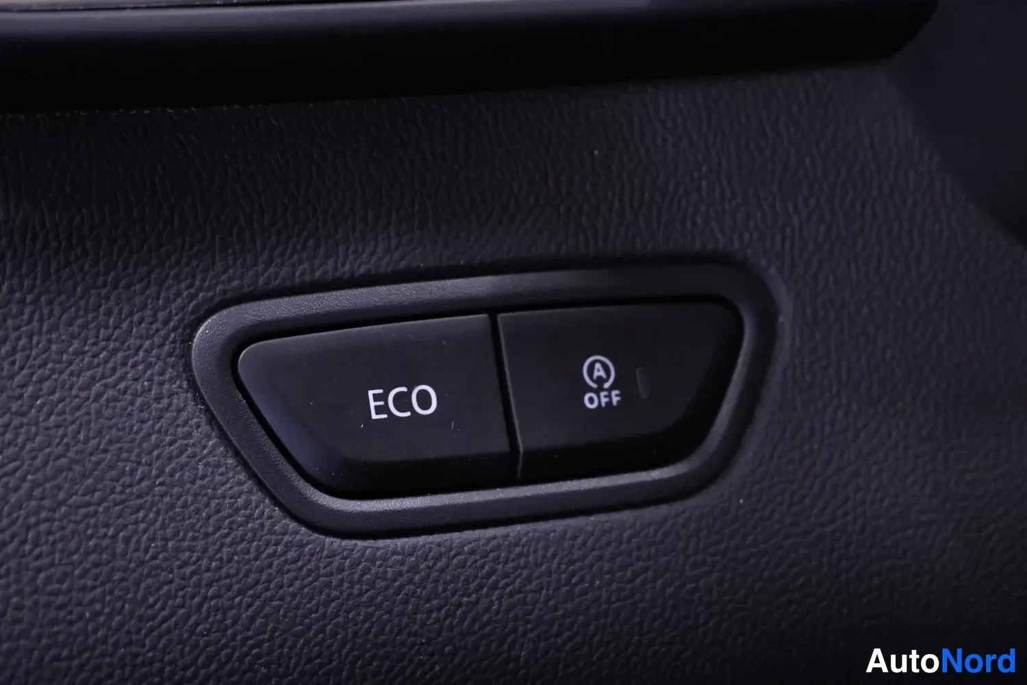 Yksityiskohta: Kojeistossa ECO- ja auto stop/off -painikkeet.