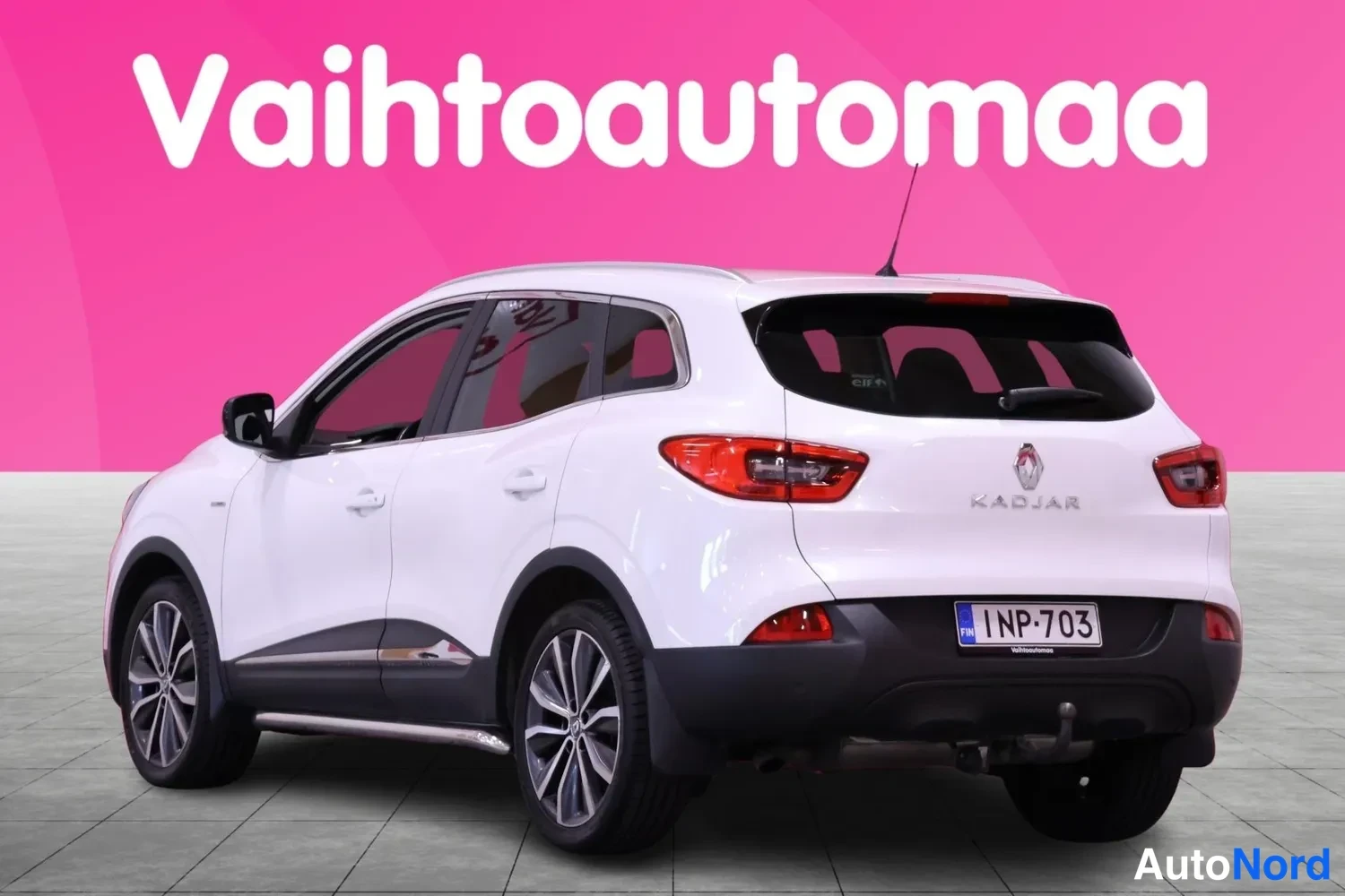 Takaviisto: Valkoinen Renault Kadjar takaa viistosti oikealta, rekisteritunnus.