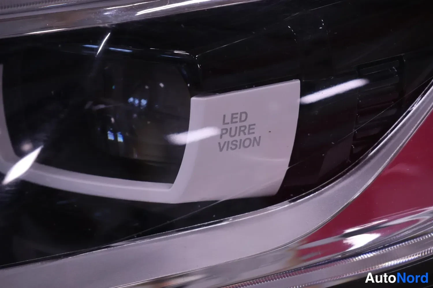 Yksityiskohta: Lähikuva autosta, jossa lukee LED PURE VISION.