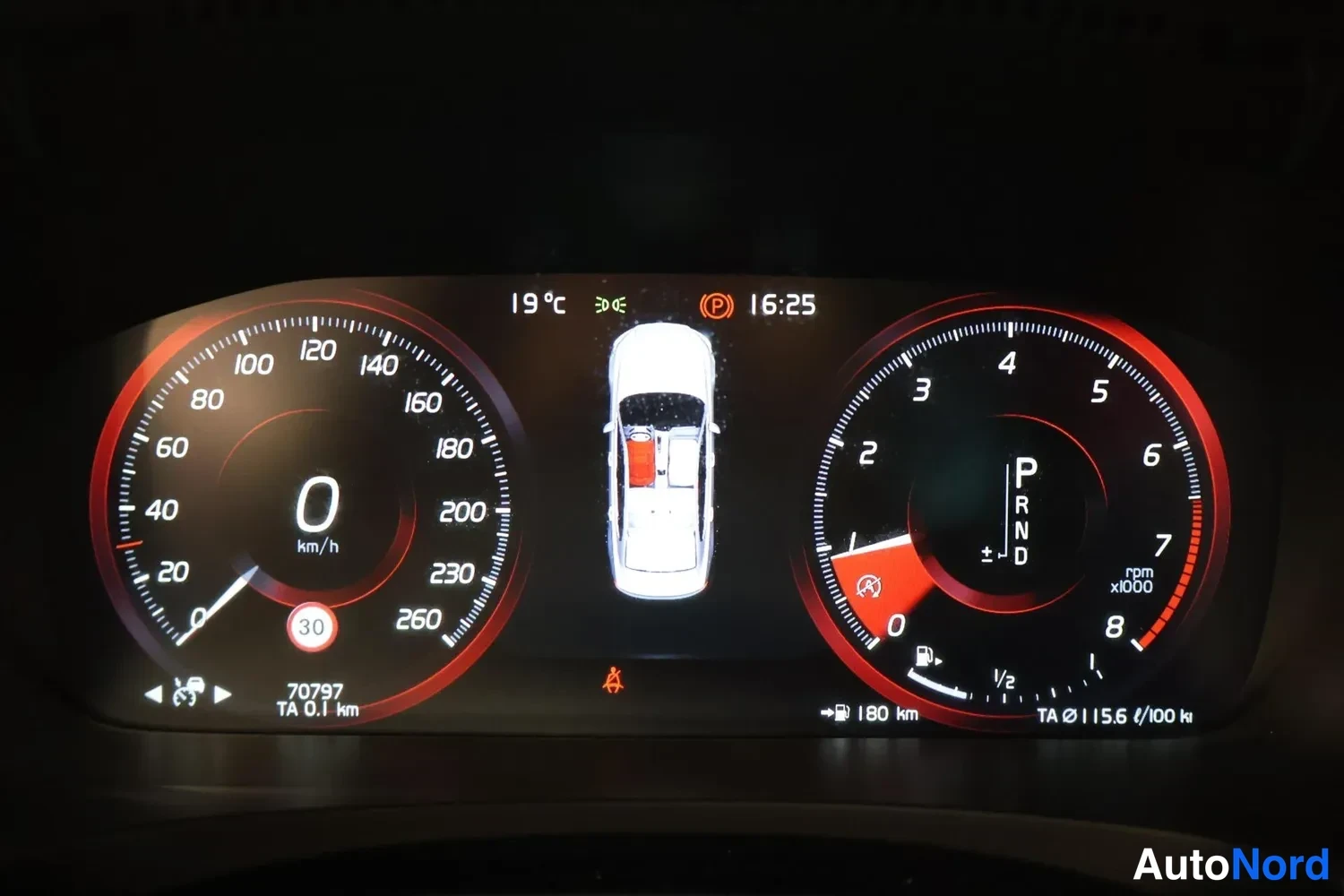 Muu: Volvo S90:n digitaalinen mittaristo täydessä näkymässä: nopeusmittari 0 km/h, kierrosmittari, vaihde P, lukema 70797 km, TA 0,1 km, ulkolämpötila 19 °C ja kello