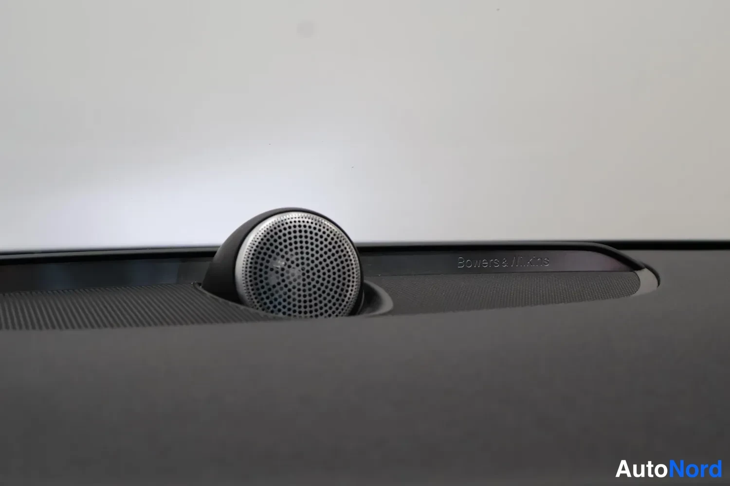 Muu: Tweeter-kiintyvällä varustettu Bowers & Wilkins -korkeampaän puhuja kojelaudan päällä.