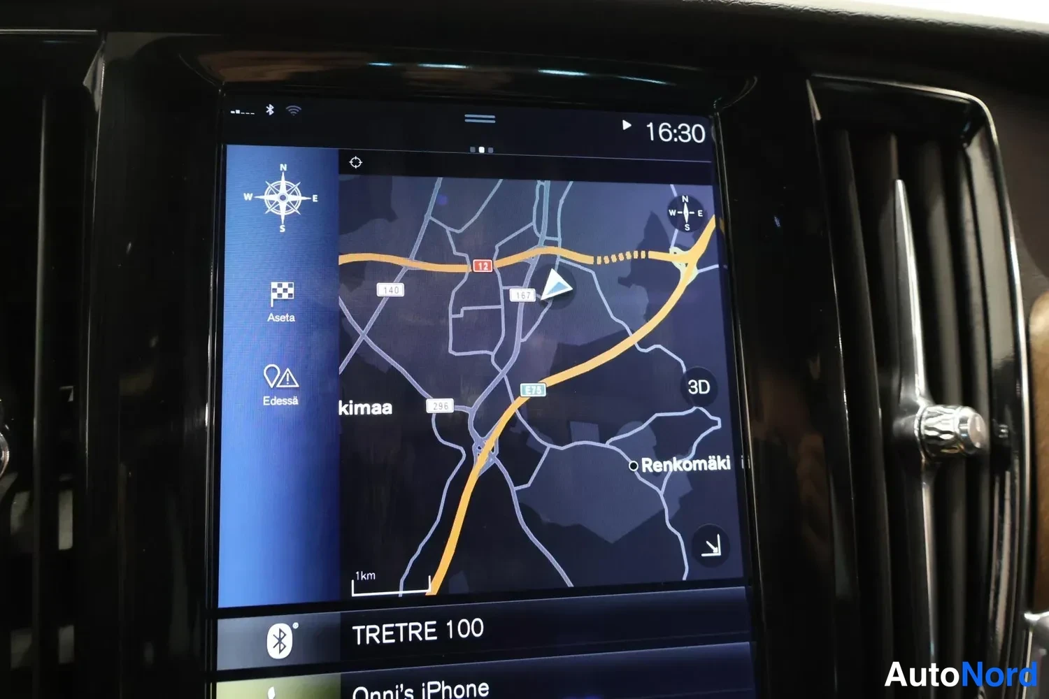 Muu: Kojelaudan infotainment-näyttö näyttää karttaa ja yhdistettyä Bluetooth-laitetta.