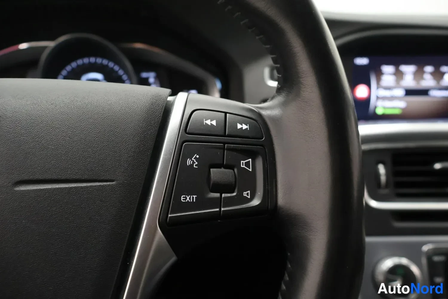 Yksityiskohta: Volvo V60:n ratissa olevat multitoimintonäppäimet, taustalla kojelauta ja näyttö.