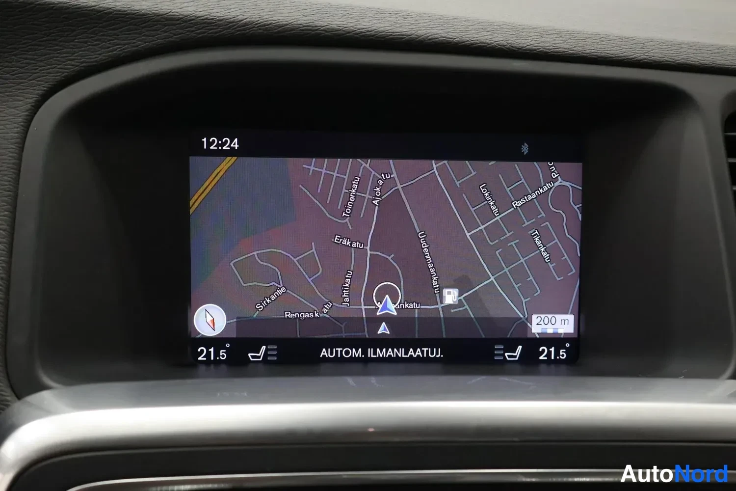 Yksityiskohta: Volvo V60:n keskitoimintonäyttö näyttää navigaatiokarttaa ja tekstiä AUTOM. ILMANLAATUJ.