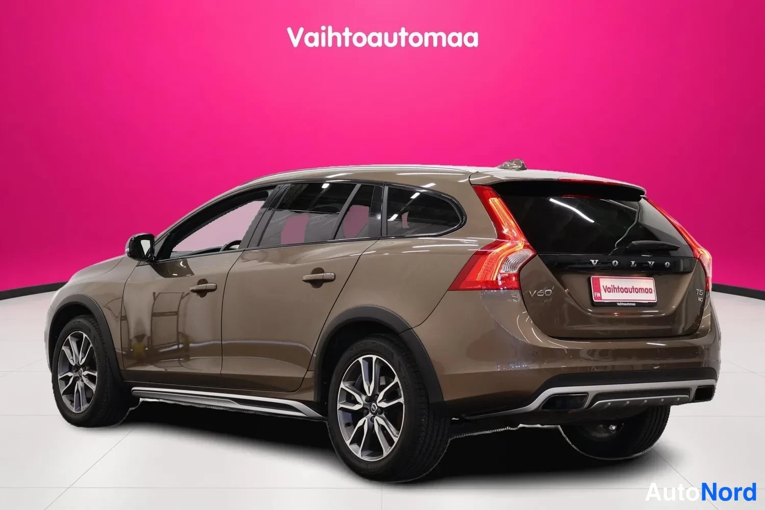 Takaviisto: Volvo V60 -farmariauto takaa viistosti oikealta kuvattuna, ruskea koriväri.