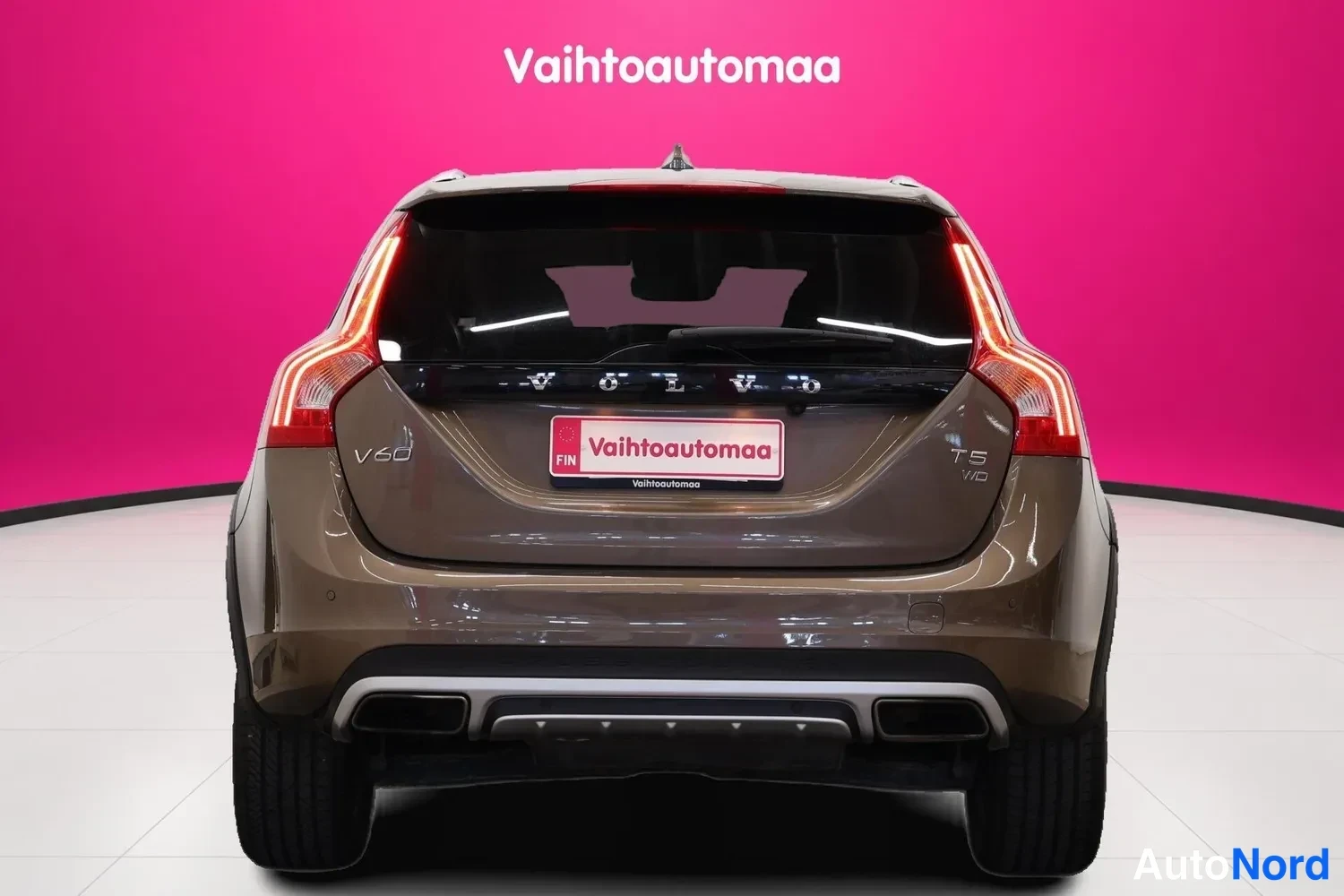 Takaa: Volvo V60 -farmarin takapää suoraan takaa kuvattuna, VOLVO-teksti ja T5 AWD-merkintä näkyvissä.
