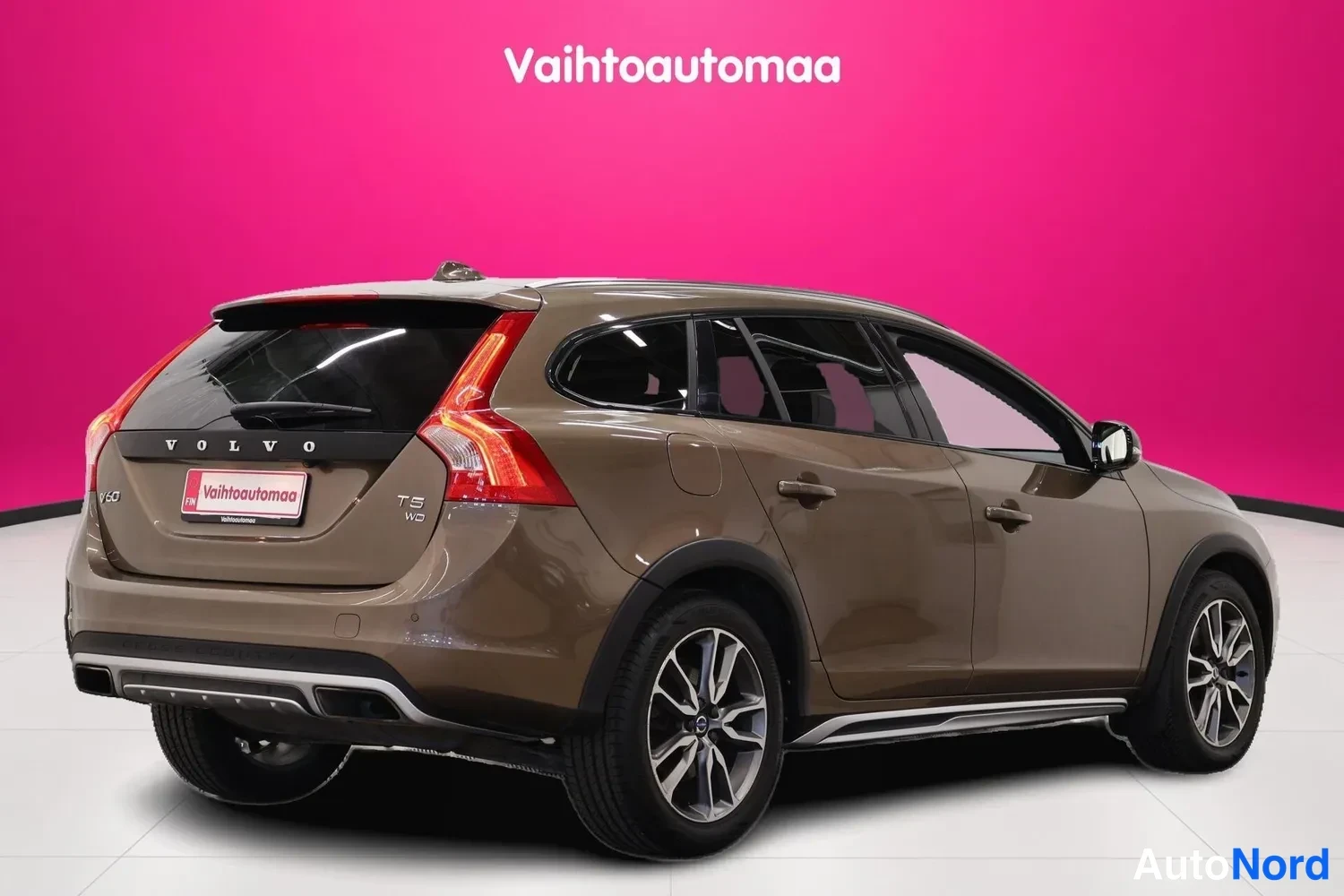 Takaviisto: Volvo V60 -farmariauto takaa viistosti vasemmalta kuvattuna, ruskea koriväri.