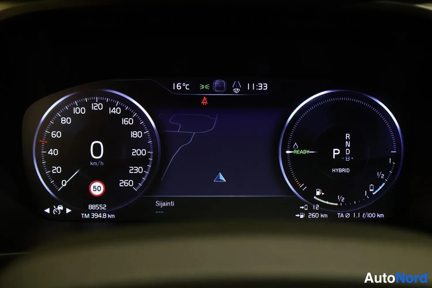 Muu: Kojelauttanäyttö, jossa nopeusmittari, lukema 0 km/h, kokonaislukema 88552 km ja TM 3948 km, vaihde P ja HYBRID-merkintä.