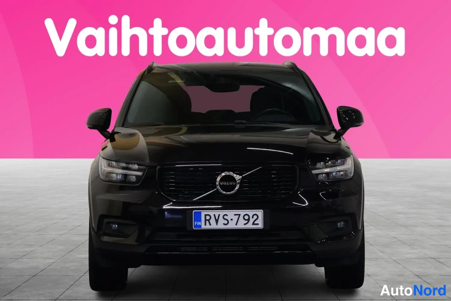 Edestä: Musta Volvo XC40 suoraan edestä, rekisterikilpi