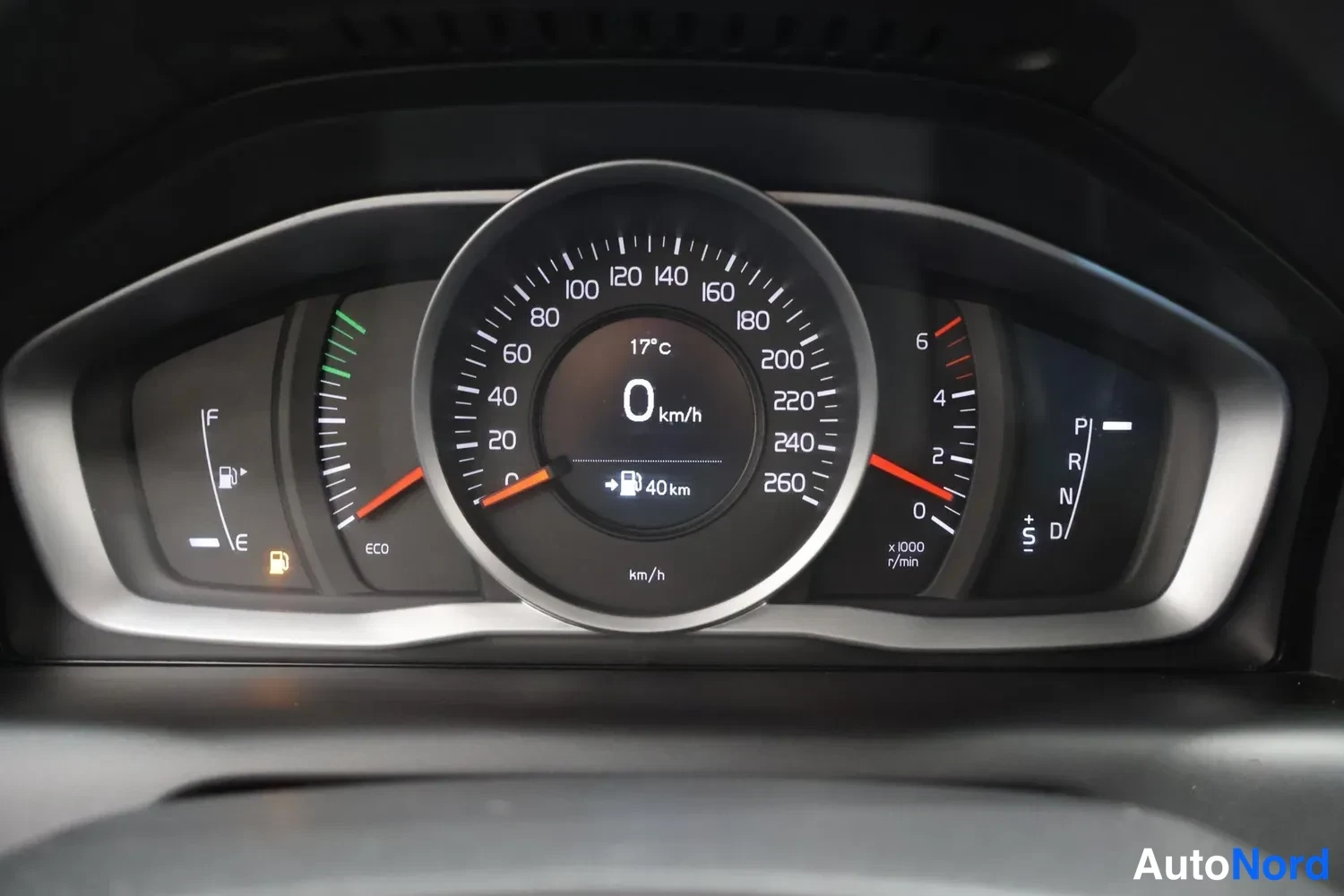 Muu: Mittariston näyttö: nopeusmittari 0 km/h, lämpötila 17°C, kaista-avustajan palkki, polttoaineneula E-kohdassa ja kantama 40 km, vaihdepaino R-P-D.